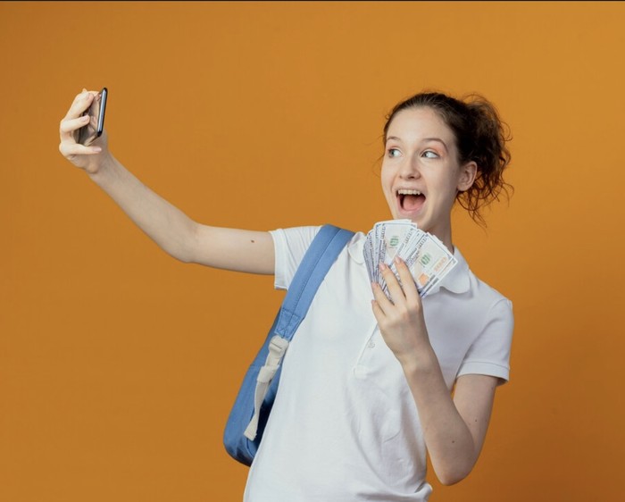 Flexing di media sosial tidak menambah nilai jangka panjang justru bisa menimbulkan stres finansial./ Foto: Freepik.com/stockking