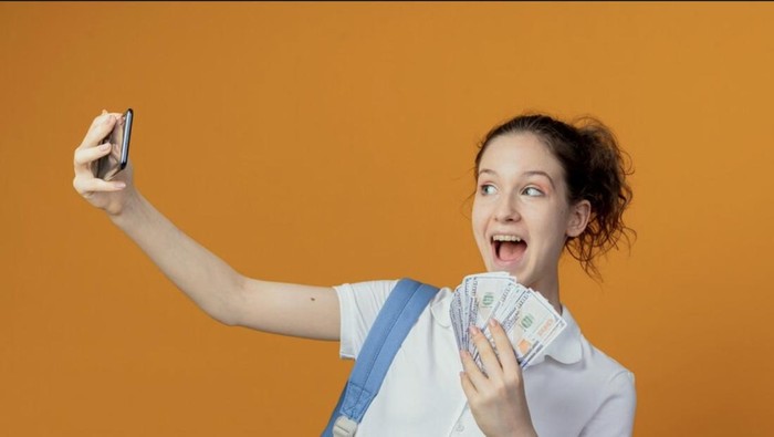 Flexing di media sosial tidak menambah nilai jangka panjang justru bisa menimbulkan stres finansial./ Foto: Freepik.com/stockking