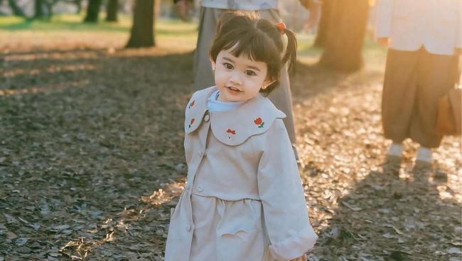 Chill Baby, 7 Gaya Travel Outfit Biel Anak Denny Sumargo dan Olivia Allan yang Kasual