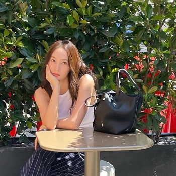 Get The Look: Inspirasi Summer Style dari Krystal Jung, Cocok Buat Cuaca Terik!