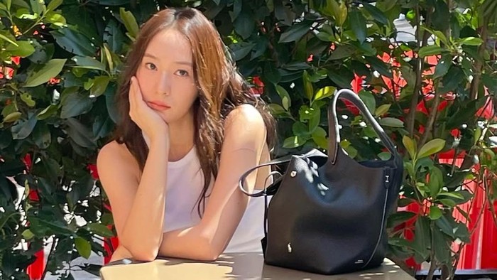 Get The Look: Inspirasi Summer Style dari Krystal Jung, Cocok Buat Cuaca Terik!