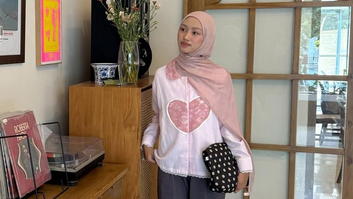 Get The Look: Tampil Feminin dengan Outfit Gemas ala Kana Az-Zahra