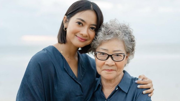Ibu Mertua Korea Meninggal&comma; Rini Yulianti Kenang Momen Kebersamaan Selama Tinggal Bareng