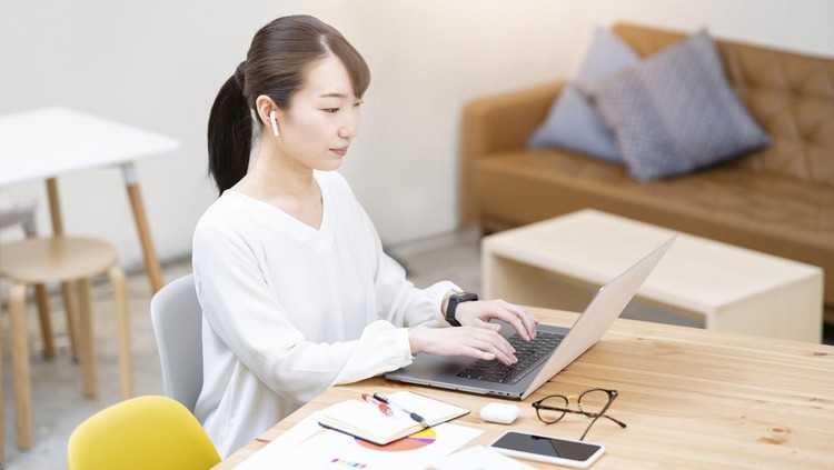 Ilustrasi Bekerja di Rumah