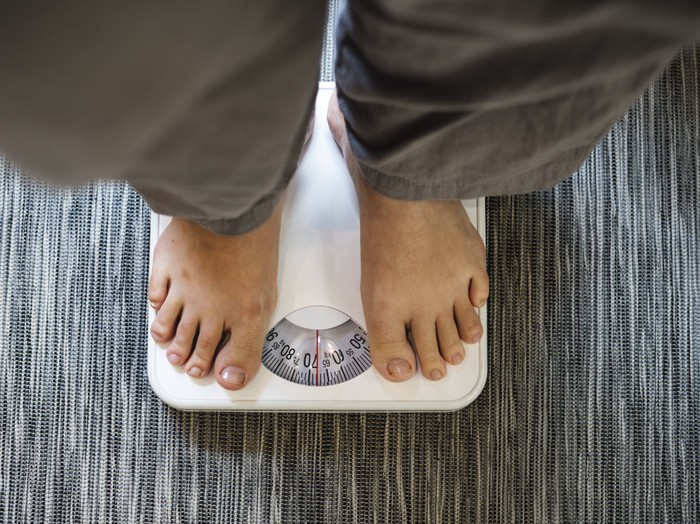 Untuk Beauties yang sedang diet, minum rutin teh serai di pagi hari bisa membantu menurunkan berat badan.