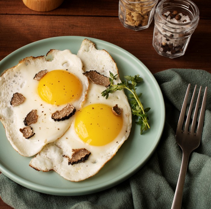 Makanan terbaik untuk kecerdasan otak anak ternyata murah dan mudah ditemukan, yakni telur. Makanan yang satu ini memiliki kolin, vitamin B12, dan protein yang baik untuk perkembangan otak dan meningkatkan fungsi kognitif.