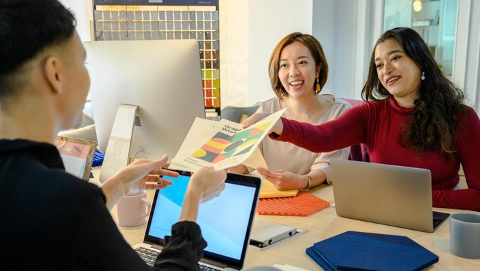 Kalimat “Ini idenya mereka”. Orang berintegritas tidak mau mengklaim kemenangan orang lain.