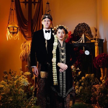 Kental Adat Jawa! 7 Foto Prewedding Jennifer Copppen dan Justin Hubner