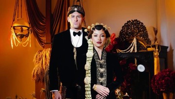 Kental Adat Jawa! 7 Foto Prewedding Jennifer Copppen dan Justin Hubner