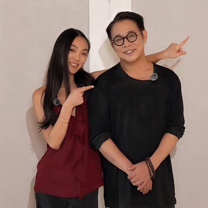 <p>Sebelum membuat video <em>challenge</em> ini, Jet Li juga pernah membuat konten bersama Jane. Di konten ini, Jane diberikan <em>challenge</em> untuk mendandani sang ayah agar terlihat keren. Momen keakraban ayah dan anak ini cukup mencuri perhatian netizen, Bunda. "Melihat pria ini masih sehat, hidup mapan, dan bahagia bersama putrinya sungguh indah," kata netizen dengan akun @no***. "Hal ini membuatku tersenyum. Salah satu seniman bela diri terhebat menjalani kehidupan terbaiknya bersama keluarga," ujar @sj***. (Foto: Instagram @jetli)</p>
