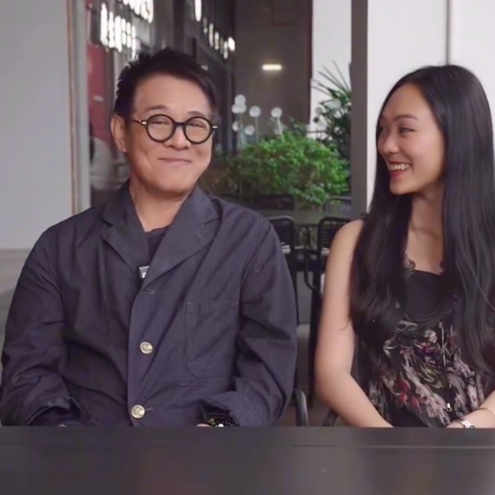 <p>Video dimulai saat Jet Li dan Jane duduk berdampingan. Jane lalu mengajukan pertanyaan pada ayahnya, "Hey ayah, seperti apa kamu di tahun 90an?". Pertanyaan itu lalu dijawab Jet Li dengan menunjukkan foto di ponselnya. Aktor 62 tahun ini memamerkan beberapa fotonya saat masih muda dan dikenal sebagai aktor laga. (Foto: Instagram @jetli)</p>