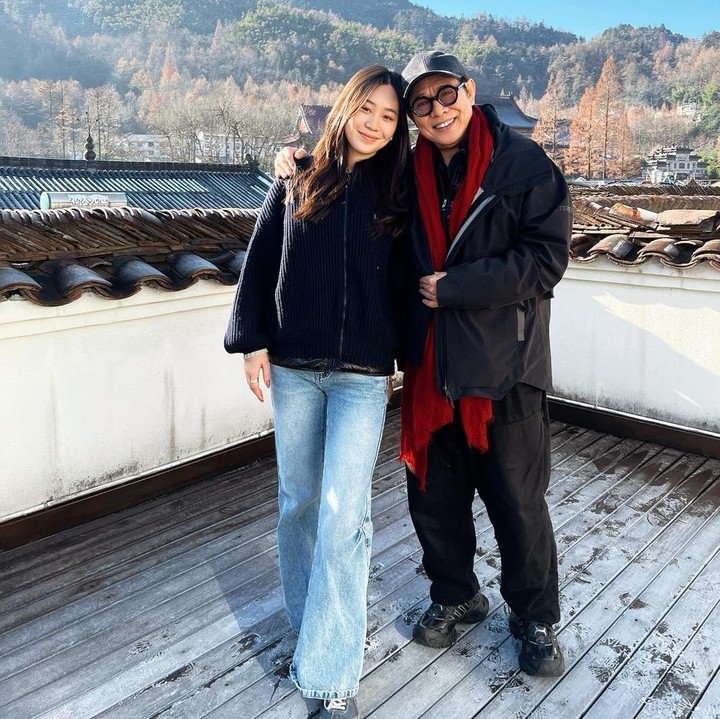<p>Pada akhir tahun lalu, Jet Li juga sempat mem-posting foto bersama putri bungsunya Jada Li. Bintang film <em>Once Upon a Time in China</em> ini mengajak sang putri ke Jiuhuashan di Provinsi Anhui, China. Ayah dan anak ini menikmati <em>quality time</em> bersama selama di Jiuhuashan. "Akhir pekan lalu, saya membawa putri bungsu saya, Jada, ke Jiuhuashan dan kami bersenang-senang di sana!" katanya. (Foto: Instagram @jetli)</p>