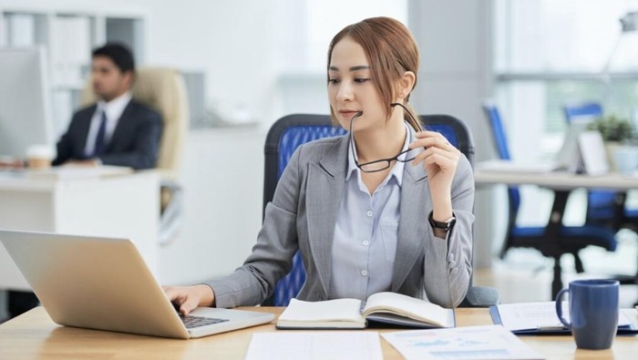 Kemampuan literasi digital penting karena banyak perusahaan yang sedang beralih ke sistem digital./ Foto: Freepik.com/pressfoto