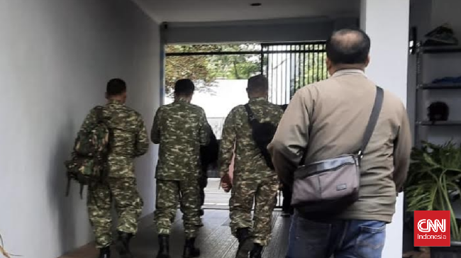 Puspom TNI belum memberikan keterangan terkait kasus penyiraman air keras terhadap Andrie Yunus. Empat anggota TNI telah ditetapkan sebagai tersangka.