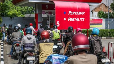 Per 1 Juni 2026, Pertamina kembali memperbarui harga BBM. Harga Pertamax Turbo naik, sedangkan harga Dexlite dan Pertamina Dex turun di seluruh Indonesia.
