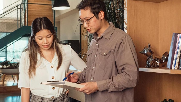 Kalimat “Maaf, aku salah”. Kalimat ini menunjukkan keberanian mengakui kesalahan itu, meminta maaf, dan memperbaikinya