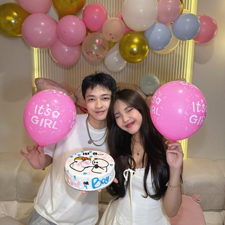 <p>Dalam potret ini, Meyden juga memamerkan balon berwarna merah muda yang bertuliskan 'It's a GIRL'. Meyden memanggil calon anaknya ini dengan sebutan yang cukup unik. "meyden kedua," tulis selebgram 25 tahun ini. Perlu diketahui, saat ini usia kehamilan Meyden sudah memasuki trimester dua, Bunda. (Foto: Instagram @btr_meyden)</p>