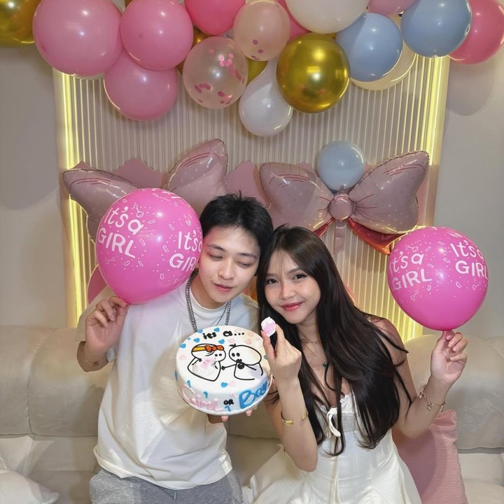 <p>Meyden dan suami hanya menggunakan dekorasi balon berwarna merah muda, putih, biru muda, dan emas. Pasangan yang menikah pada 3 Agustus 2025 ini terlihat kompak mengenakan baju bernuansa warna putih untuk mengumumkan jenis kelamin anak pertama mereka. (Foto: Instagram @btr_meyden)</p>