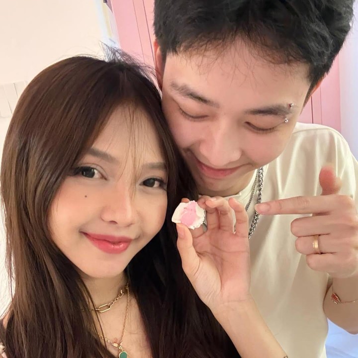 <p>Meyden dan Hengky mengungkap jenis kelamin anak pertama dengan menyiapkan kue bertuliskan 'Girl or Boy'. Kue ini lalu dipotong oleh keduanya untuk melihat warna yang merepresentasikan jenis kelamin. Isi kue berwarna merah muda, yang berarti keduanya bakal dikaruniai seorang bayi perempuan. (Foto: Instagram @btr_meyden)</p>