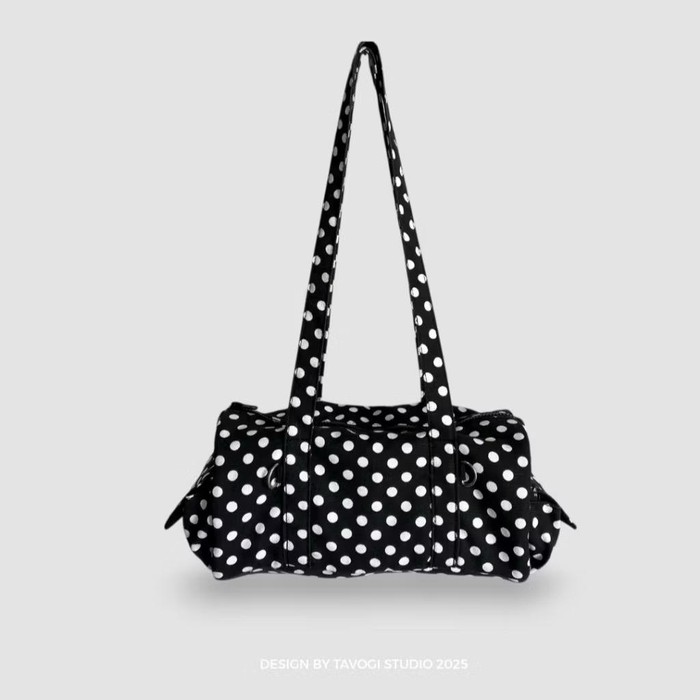 Tas ini terbuat dari material kanvas premium tebal. Ada tambahan pouch bermotif senada yang bisa kamu gantungkan di beberapa sisi tas. Lucu!