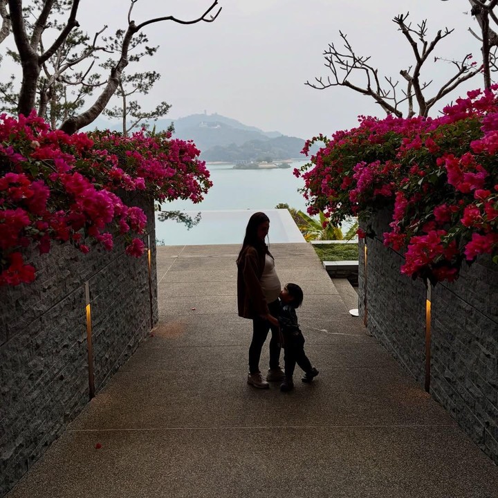 <p>Selain ke Disneyland, Nadia menghabiskan <em>babymoon</em> kehamilan keduanya ini dengan menginap di sebuah penginapan mewah dengan pemandangan laut dan pegunungan. Suasana penginapan yang indah tampaknya menjadi daya tarik bagi Nadia sehingga memutuskan untuk <em>babymoon</em> di sana. "Hari-hari tenang seperti ini," ungkapnya di Instagram. (Foto: Instagram @nadsap)</p>