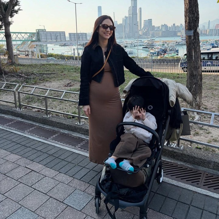 <p>Tidak diketahui secara pasti usia kehamilan kedua Nadia. Namun dalam potret babymoon yang dibagikan di Instagram, <em>baby bump</em> kehamilan Nadia sudah cukup terlihat jelas. Di satu foto, Nadia memamerkan <em>baby bump</em>-nya dalam balutan <em>bodycon dress</em> cokelat dan jaket hitam. (Foto: Instagram @nadsap)</p>