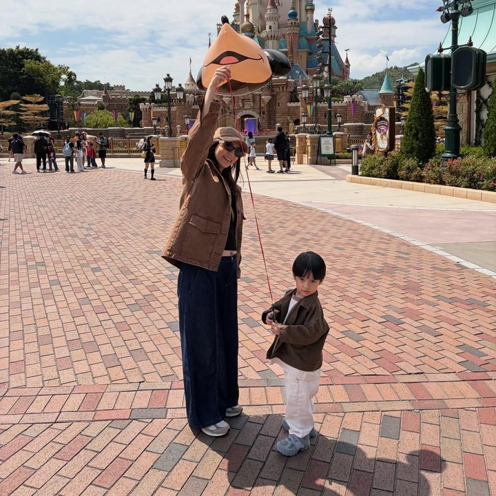 <p>Saat <em>babymoon</em> di Hong Kong, Nadia bersama suami dan putranya menyempatkan diri untuk mengunjungi Disneyland. Dalam potret yang dibagikan, Nadia terlihat menikmati waktunya selama menemani sang putra yang baru pertama kali ke Disneyland. "<em>Maka&rsquo;s first disney, Mik&rsquo;s birthday, and our babymoon</em>," tulisnya dalam unggahan di Instagram. (Foto: Instagram @nadsap)</p>