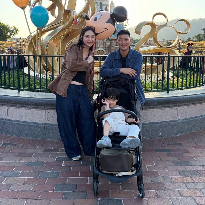 <p>Baru-baru ini, Nadia membagikan potret <em>babymoon</em> kehamilan keduanya di media sosial. Nadia terbang ke Hong Kong bersama suami dan putranya untuk menikmati <em>quality time</em> sekaligus <em>babymoon</em>. Momen ini menjadi lebih spesial karena suami Nadia juga tengah berulang tahun. (Foto: Instagram @nadsap)</p>