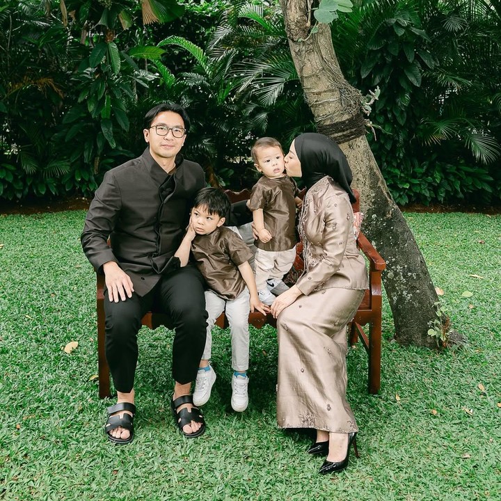 <p>Saat merayakan Lebaran, Nikita bersama keluarga mengadakan acara halal bi halal di rumahnya. Ia tampil menawan mengenakan hijab berwarna hitam dan busana muslim cokelat.&nbsp;(Foto: Instagram @nikitawillyofficial94)</p>