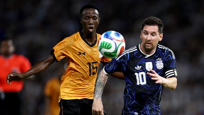Lionel Messi menyumbang satu gol saat timnas Argentina menggebuk Zambia 5-0 dalam pertandingan persahabatan di Stadion La Bombonera, Rabu (1/4) pagi WIB.