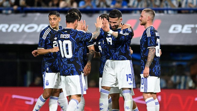 Lionel Messi secara mengejutkan memberikan eksekusi penalti kepada Nicolas Otamendi saat Argentina membantai Zambia.