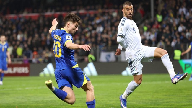Pemain Italia Leonardo Spinazzola menangis usai timnya gagal lolos ke Piala Dunia 2026. Italia tersingkir setelah kalah adu penalti dari Bosnia Herzegovina.