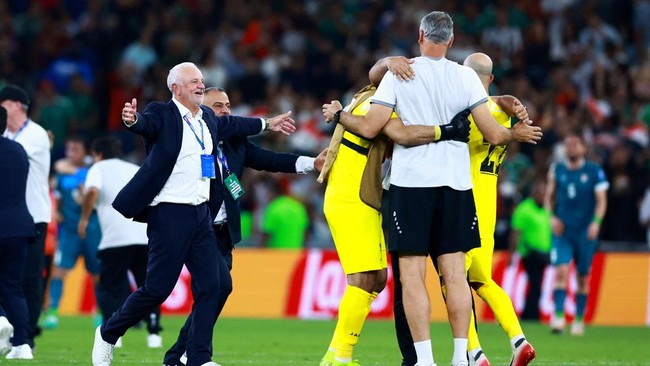 Pelatih timnas Irak Graham Arnold berhasil memecahkan tiga rekor sekaligus usai membawa Irak lolos ke Piala Dunia 2026.