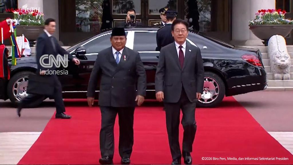 Momen Presiden Korsel Sambut Kedatangan Prabowo di Blue House Seoul
