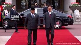 Momen Presiden Korsel Sambut Kedatangan Prabowo di Blue House Seoul