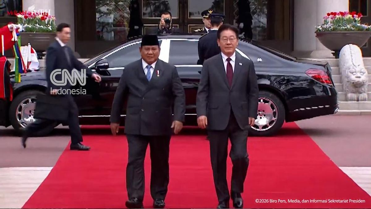 Momen Presiden Korsel Sambut Kedatangan Prabowo di Blue House Seoul