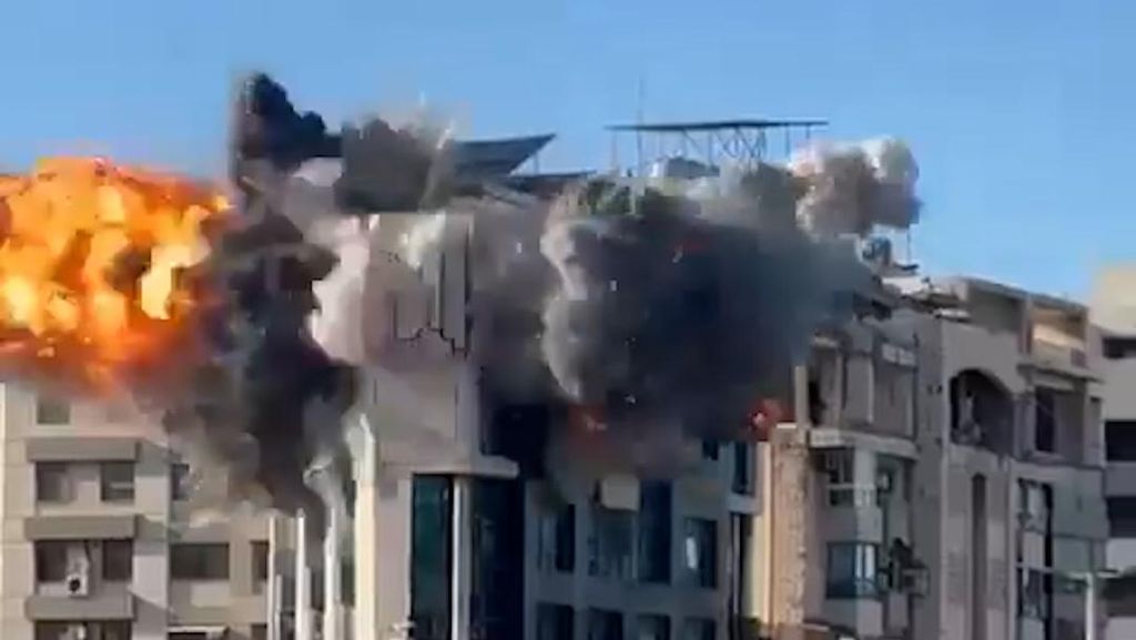 Detik-detik Serangan Udara Israel Hantam Bangunan di Selatan Beirut