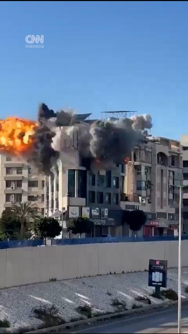 Detik-detik Serangan Udara Israel Hantam Bangunan di Selatan Beirut
