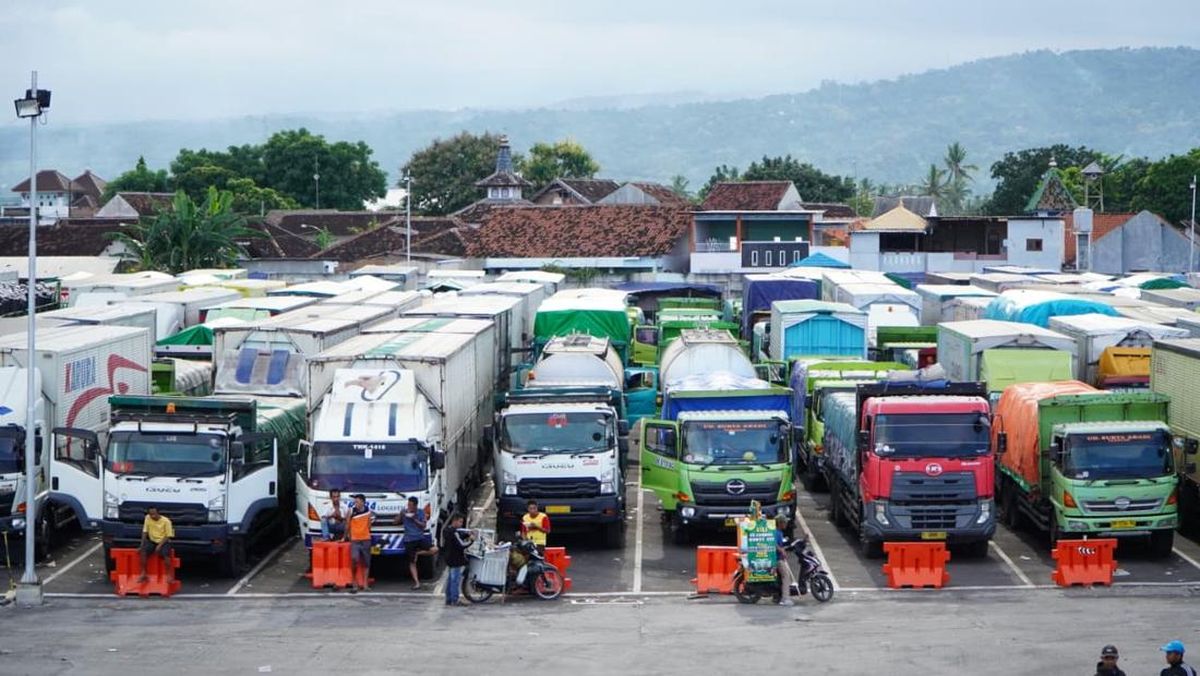 Truk Logistik Padati Pelabuhan Ketapang, Antrean Capai 12 KM