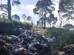 Tumpukan Sampah Kotori Kebun Teh Pangalengan Bandung