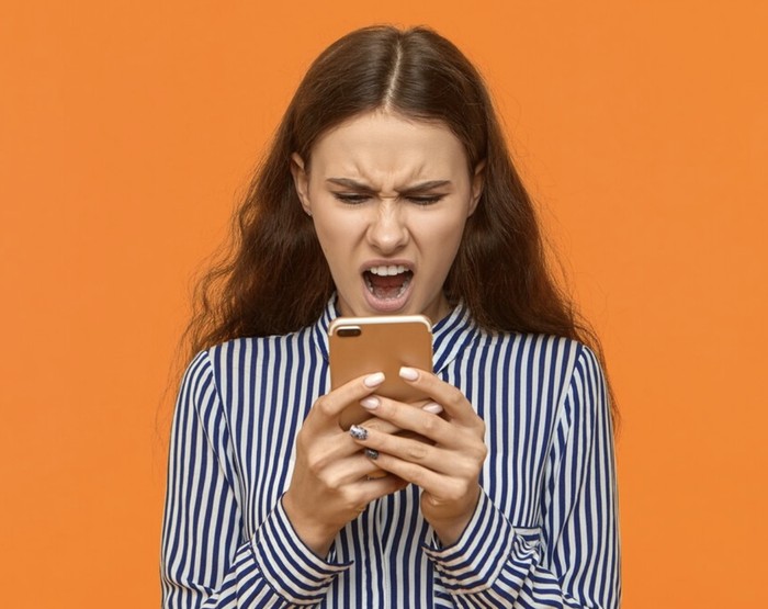 Waspadai risiko telat bayar karena bisa jadi kamu terkena denda yang akhirnya membuatmu lebih banyak mengeluarkan uang./ Foto: Freepik.com/karlyukav