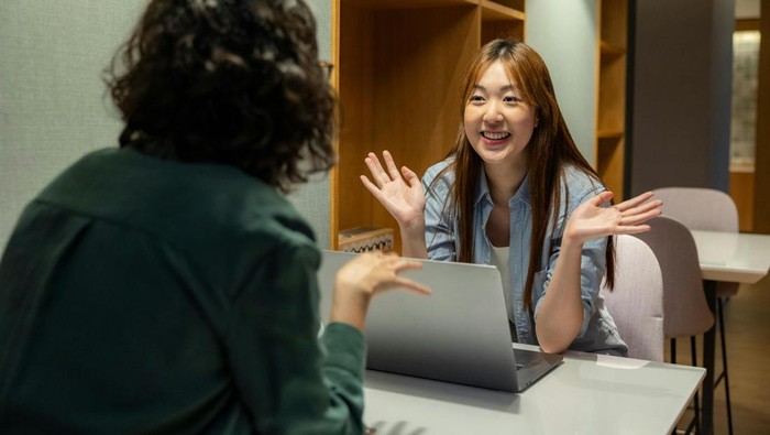 Kalimat “Yang aku pelajari…”. Kalimat ini menandakan dia pernah melakukan kesalahan dan belajar dari kesalahan itu