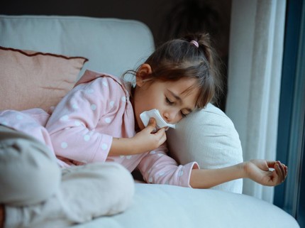 Dilema Orang Tua, Anak Batuk Pilek Sebaiknya Tetap Sekolah atau Istirahat di Rumah?