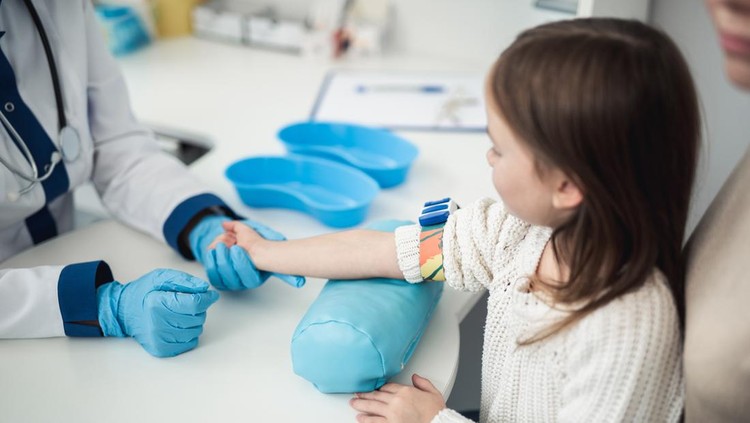 7 Ciri Anak Kelebihan Sel Darah Putih & Cara Menurunkannya secara Alami