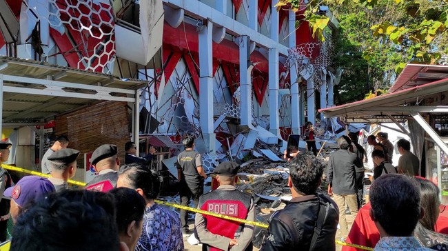 Gempa magnitudo 7,4-7,6 mengguncang Laut Maluku, memicu tsunami kecil. Peneliti mengingatkan potensi gempa susulan dan pentingnya mitigasi bencana.