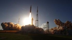 FOTO: Momen Peluncuran Artemis II Antar Manusia Kembali ke Bulan