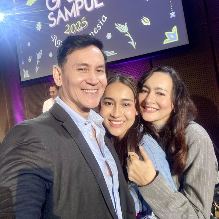 <p>Ucapan selamat dan doa juga disampaikan Marcelino Lefrandt untuk putrinya Brinette. Pria 51 tahun ini menuliskannya di kolom komentar unggahan sang mantan istri. "<em>Congratulations dear. Tuhan Yesus memberkati every single step of your life </em>(Selamat sayang. Tuhan Yesus memberkati setiap langkah dalam hidupmu)," tulis sang aktor. (Foto: Instagram @rezerdewi)</p>