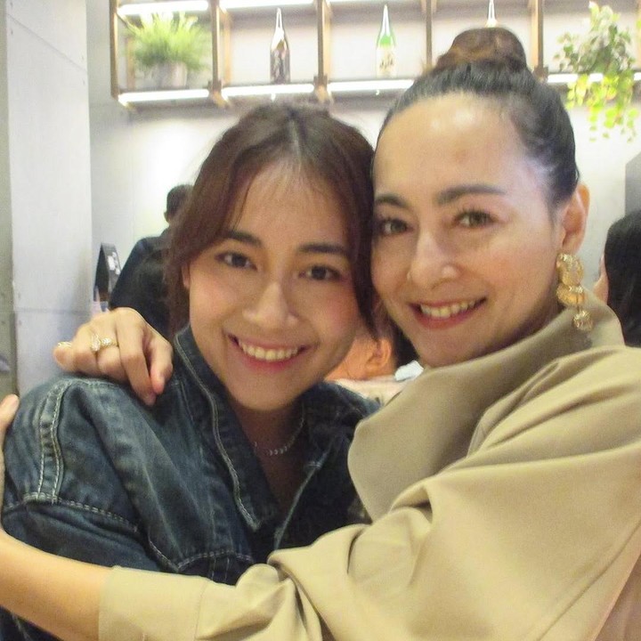 <p>Putri sulung Dewi Rezer dari pernikahan yang berakhir cerai dengan aktor Marcelino Lefrandt, Brinette Lefrandt, telah beranjak dewasa. Baru-baru ini, Dewi membagikan kabar bahagia tentang putrinya itu, Bunda. Brinette baru saja lulus di jurusan Teknik Arsitektur Universitas Indonesia (UI). (Foto: Instagram @rezerdewi)</p>