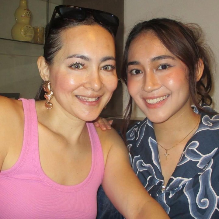 <p>Dewi Rezer juga mengaku bangga dengan pencapaian sang putri di bidang pendidikan. Menurut perempuan kelahiran Jakarta ini, Brinette adalah pribadi yang tekun dan penuh semangat, Bunda. "Mami bangga banget sama kamu. Bangga bukan cuma karena pencapaian kamu hari ini, tapi karena siapa kamu di balik semua itu &mdash; anak yang tekun, penuh semangat, dan selalu mau belajar jadi lebih baik setiap harinya. Yess mami liat semua itu," ungkapnya. (Foto: Instagram @rezerdewi)</p>