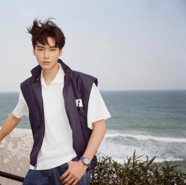 <p>Di luar karakter tersebut, Gong Jun merupakan seorang aktor yang ceria, jujur, dan rendah hati. Ia juga dikenal sebagai seorang yang <em>photogenic</em>, sebab beberapa kali potretnya dirinya terlihat sangat menawan. (Foto: Instagram @gongjunhahaha)</p>